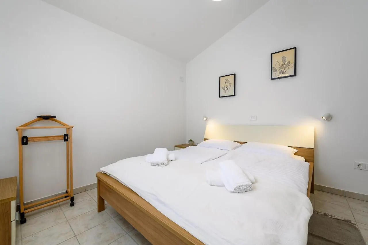 Apartment Tramontana Near The Beach In Basanija - Umag